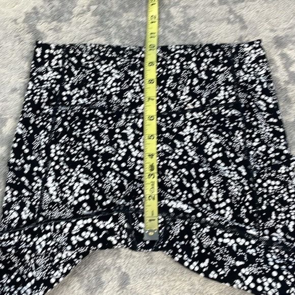 Lululemon Tight Stuff Tight Leggings Black Spotted Chirasu Full Length Sz 4 - Picture 8 of 12